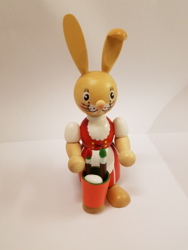 Hasenfrau rot mit Pinsel und Eimer